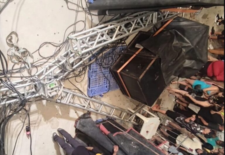 Estrutura de som se rompe e atinge duas pessoas durante show de Cavaleiros do Forró