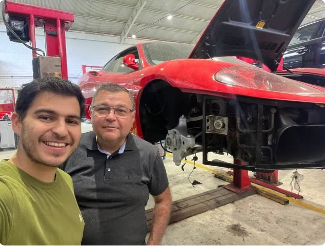 Colecionador compra Ferrari abandonada, reforma e triplica o valor do carro
