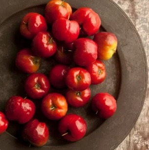 Acerola fortalece a imunidade; veja 9 benefícios da fruta tropical