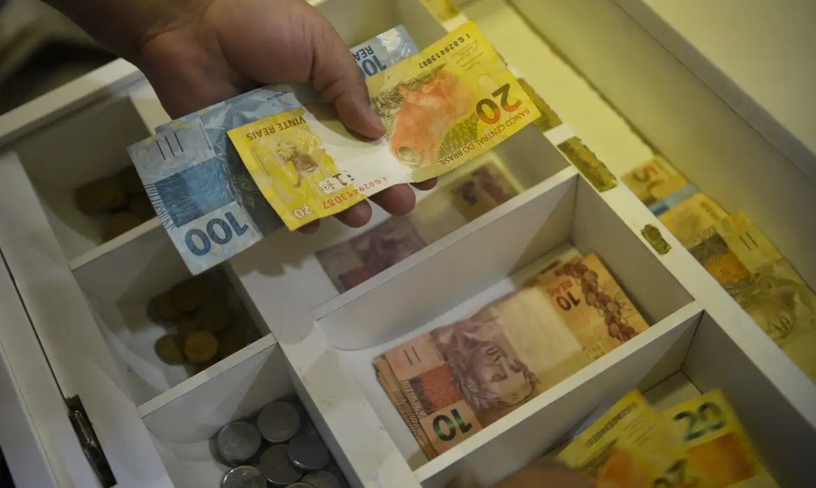 Primeira parcela do décimo terceiro deve ser paga até esta sexta