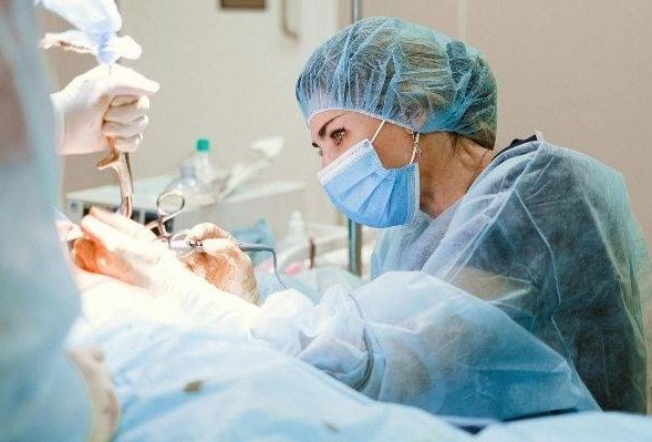 Plano de saúde é condenado a realizar cirurgia plástica e indenizar paciente após negar cobertura ao procedimento