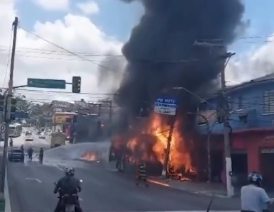 VÍDEO: Ônibus pega fogo, bate em poste e atinge fiação elétrica em SP