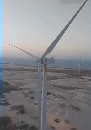 VÍDEO: Funcionários presos em torre de usina eólica são resgatados de helicóptero em Areia Branca