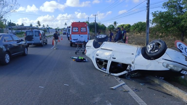 Veículo capota e uma pessoa fica gravemente ferida em acidente na BR-101 