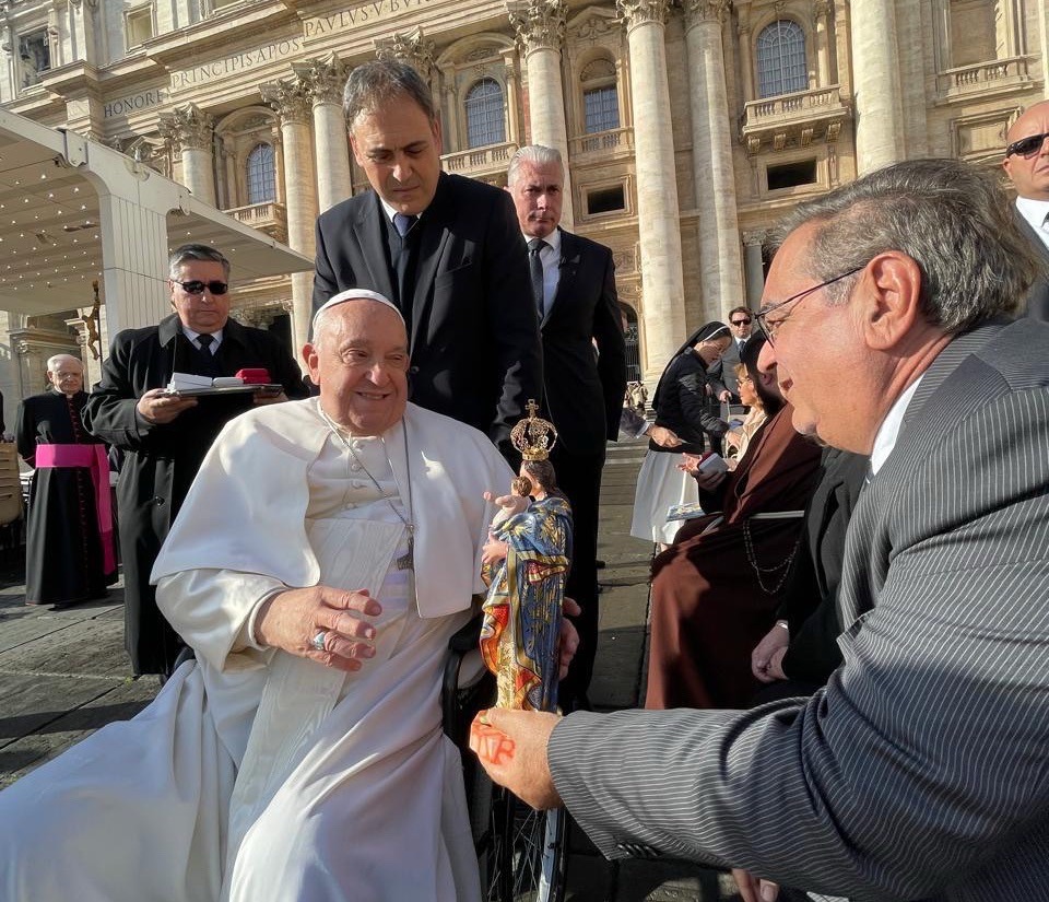 Prefeito Álvaro Dias é recebido pelo Papa Francisco e entrega imagem de padroeira de Natal