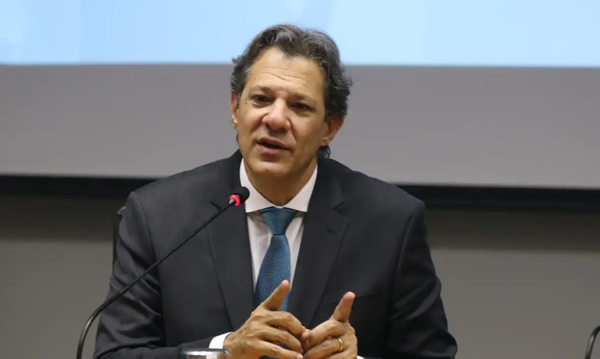 Dólar dispara e bate R$ 5,90, com expectativa por anúncio de Haddad