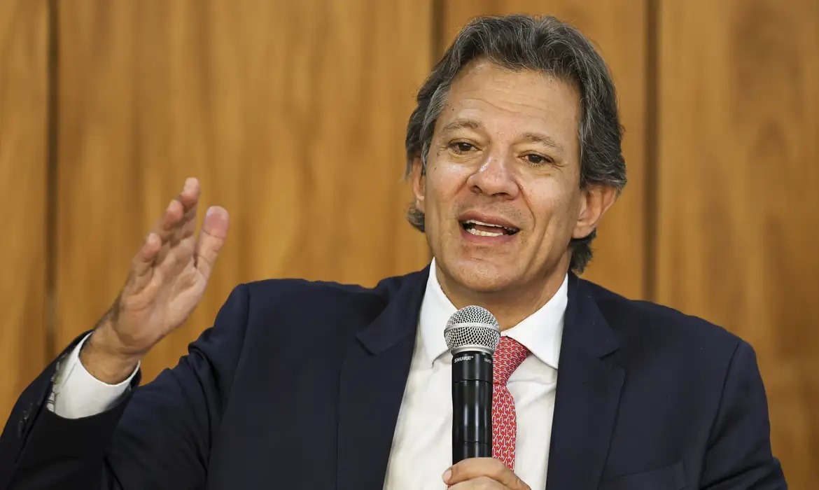 Haddad anuncia medidas de corte de gastos e isenção de IR para quem ganha até R$ 5 mil