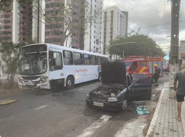 Idosa fica presa a ferragens de carro após colisão com ônibus em Natal