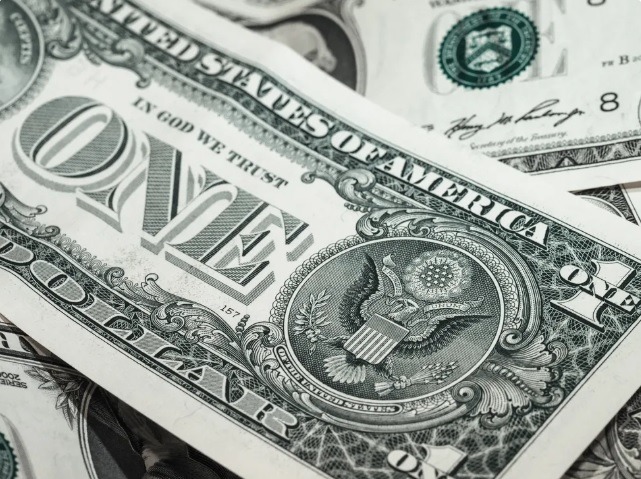 Dólar bate R$ 6 pela primeira vez na história após anúncio de corte de gastos