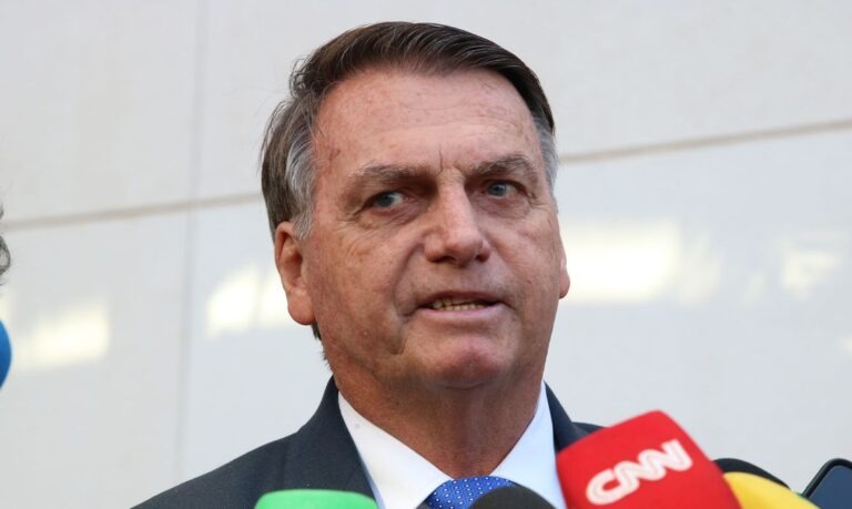“Discuti, sim, estado de sítio com militares”, diz Bolsonaro