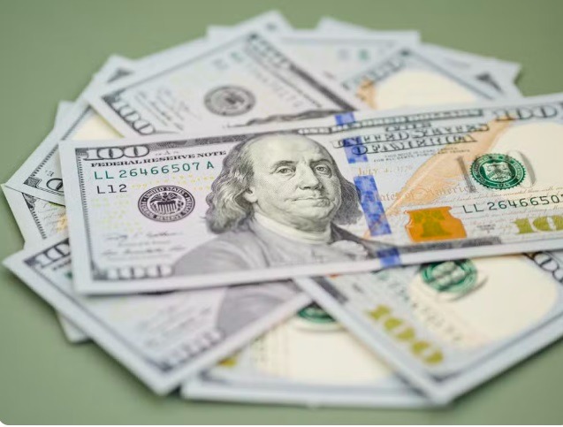 Dólar dispara mais de 2% e bate R$ 6,11, em reação aos anúncios de Haddad