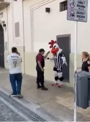 VÍDEO: Mascote Galo Doido leva dura da PM na Argentina: 'comportamento inadequado'