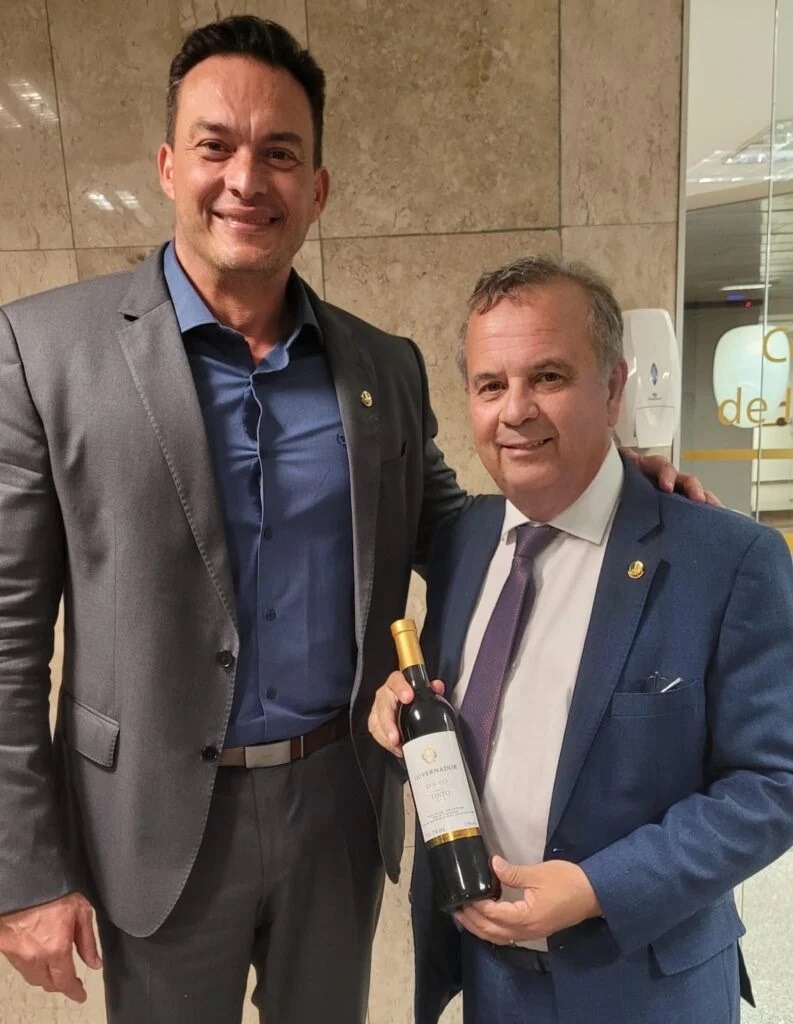 Styvenson presenteia Rogério Marinho com o vinho governador