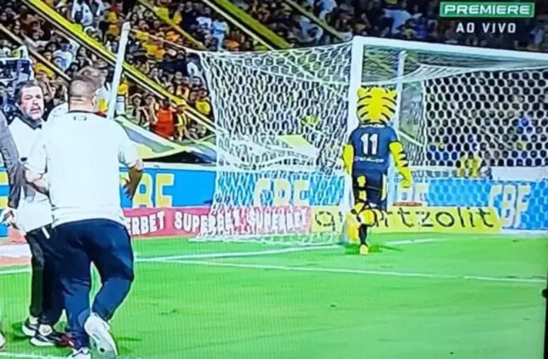 VÍDEO: Mascote do Criciúma foge de jogadores do Corinthians após provocar confusão; ASSISTA