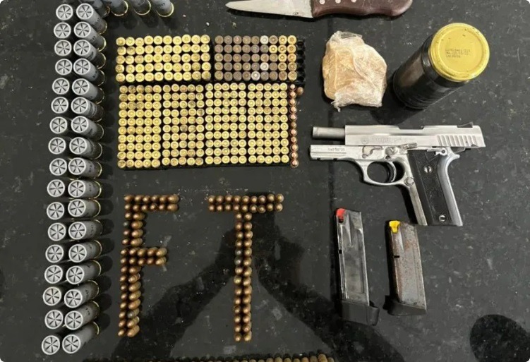 PM prende homem com arma, drogas e quase 500 munições na Zona Oeste de Natal