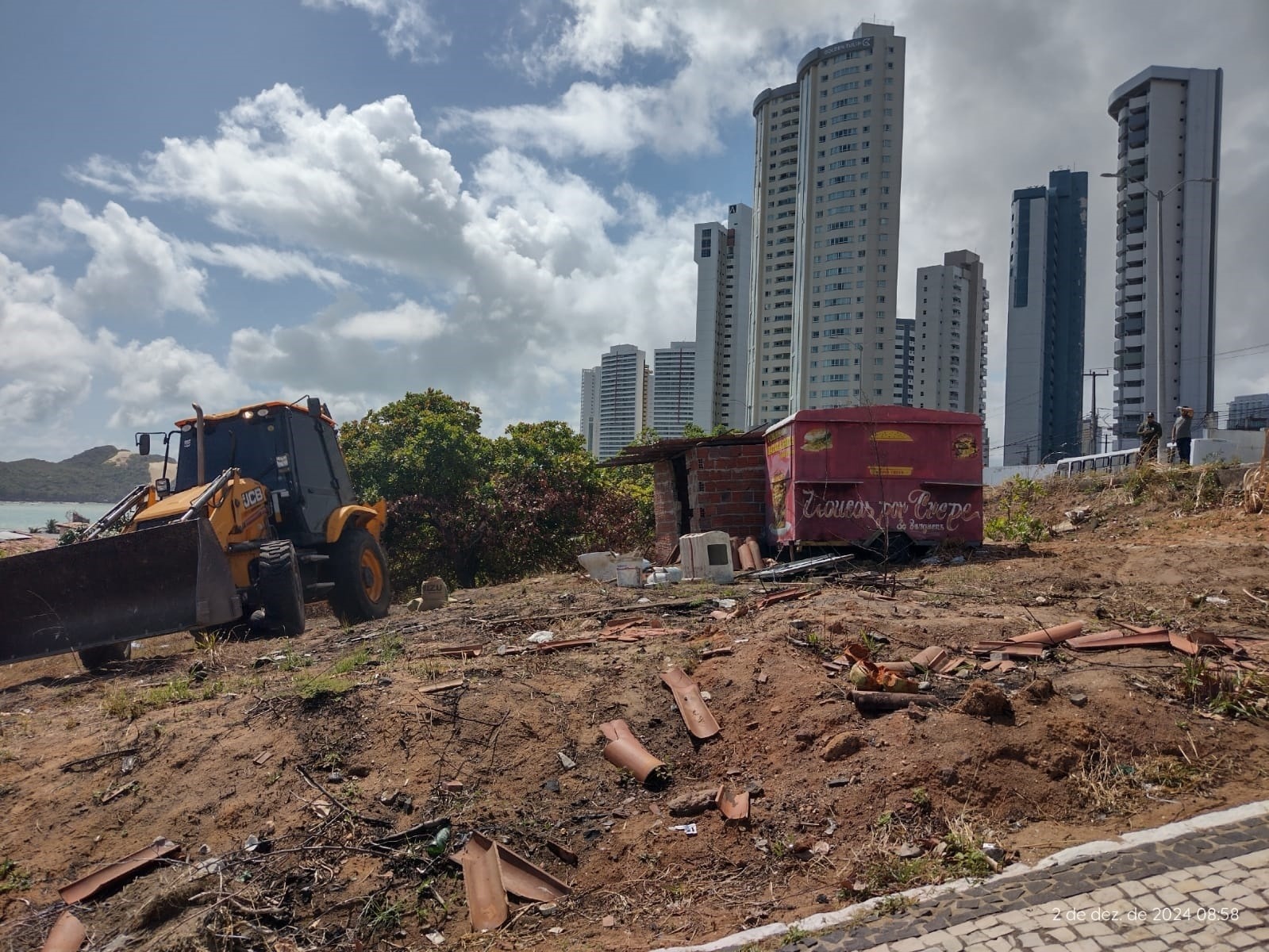 Prefeitura realiza demolição em antiga área não edificante de Ponta Negra