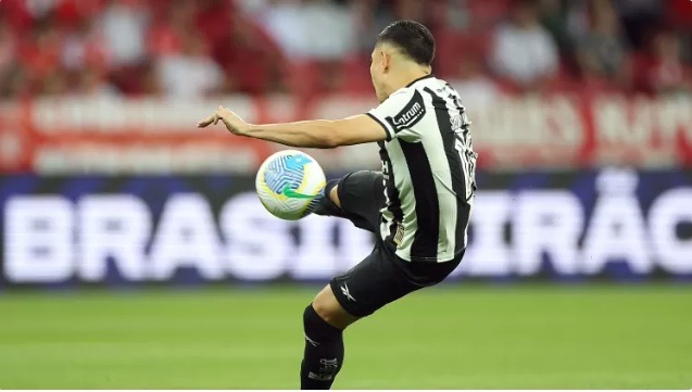 Botafogo vence Inter, Palmeiras se salva, e título fica para última rodada; veja os gols