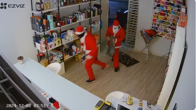 VÍDEO: Criminosos vestidos de Papai Noel invadem e furtam loja de eletrônicos; ASSISTA