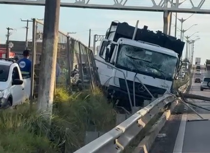 Caminhão do lixo fica destruído após motorista perder controle e invadir canteiro da BR-101 na Grande Natal