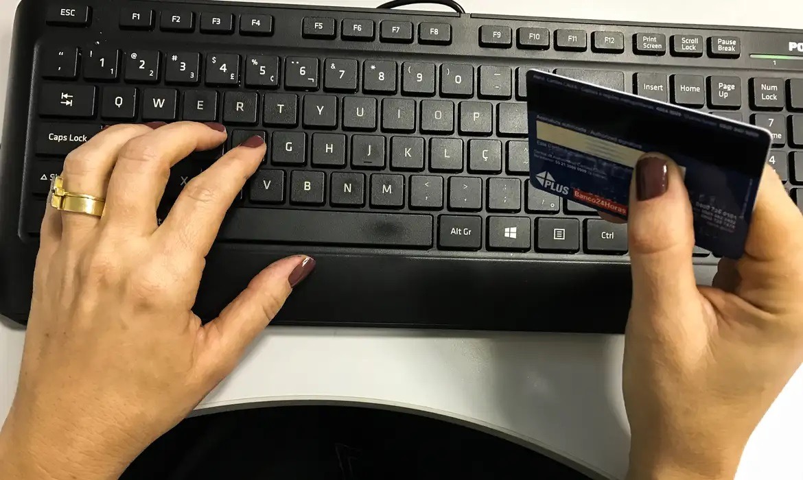 Além da ‘taxa da blusinha’, consumidor terá de pagar 20% de ICMS sobre compras importadas on-line