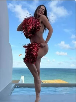 Anitta repete tradição, faz foto nua antes do Carnatal e deixa fãs atiçados