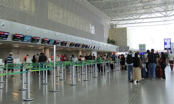 Companhia aérea deve indenizar cliente por danos morais após demora em embarque e cancelamento de voo