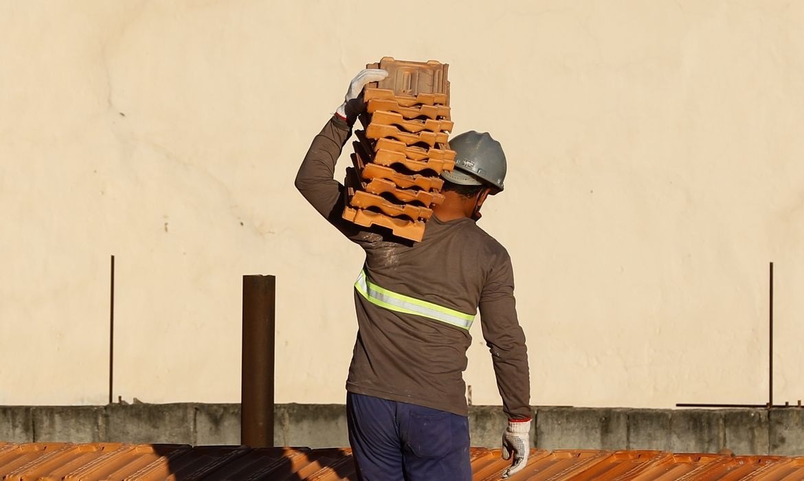 Construtoras querem atrair público do Bolsa Família para trabalhar no canteiro de obras