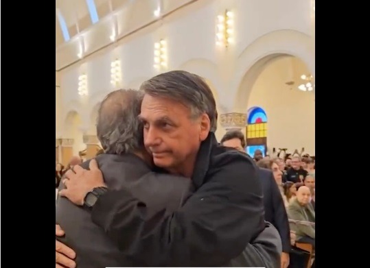 VÍDEO: Com autorização de Moraes, Bolsonaro encontra Valdemar da Costa Neto na missa de 7º dia da mãe do presidente...