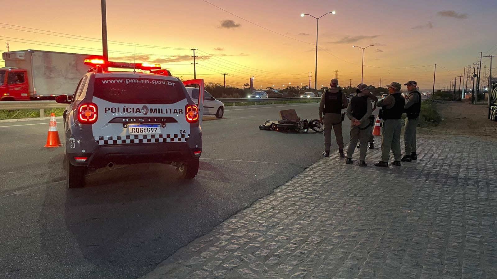 Motociclista morre após ser atingido por carreta na BR-304 na Grande Natal
