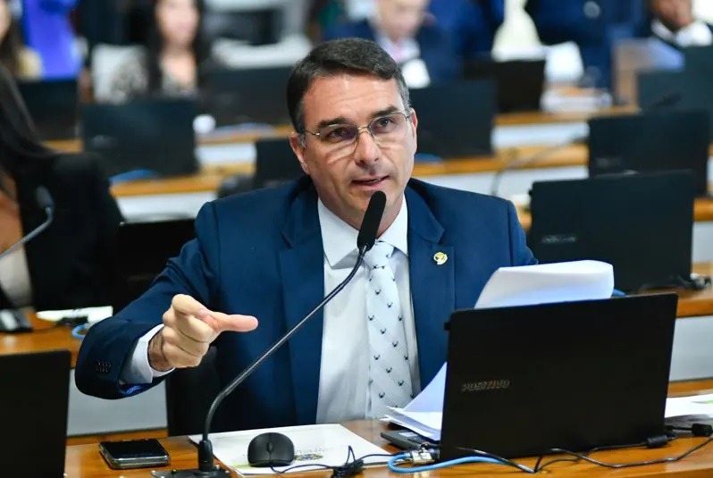 Flávio Bolsonaro provoca Lula após cirurgia no Sírio-Libanês: ‘Viva o SUS’