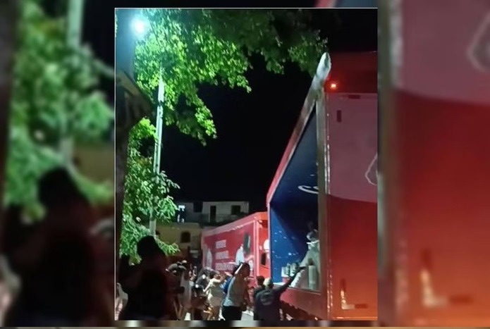 VÍDEO: Papai Noel é apedrejado e caravana da Coca-Cola acaba mais cedo; ASSISTA