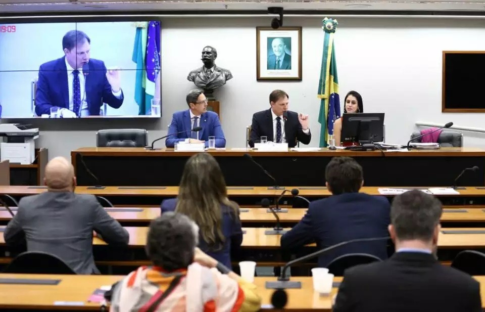 Comissão da Câmara cassa comenda de Lula ao tirano Assad