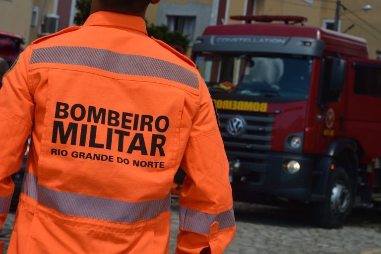Corpo de Bombeiros controla incêndio em terreno baldio e galpão na Grande Natal
