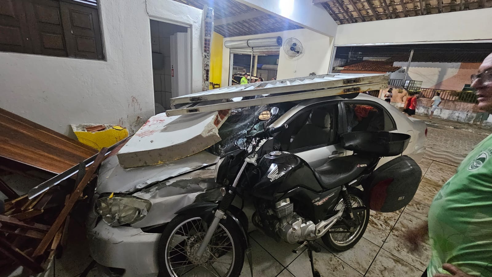 Vídeo flagra momento em que carro invade lanchonete e atinge família na Grande Natal; ASSISTA