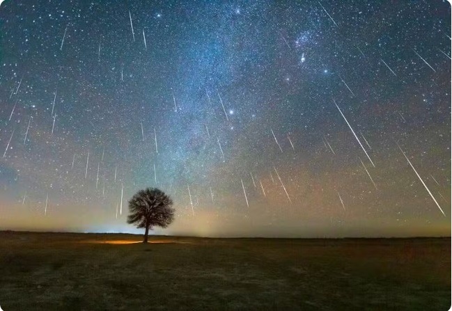 Maior chuva de meteoros do ano atinge seu pico hoje; veja como observar
