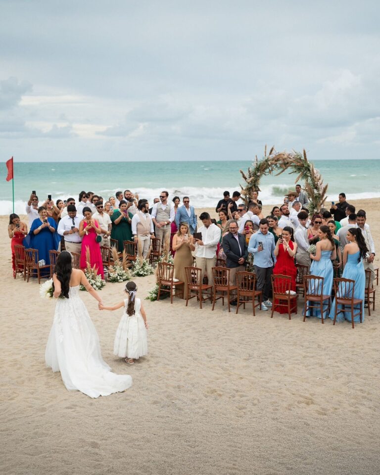 VÍDEO: Casal de Goiás realiza sonho de celebrar união na praia de Ponta Negra