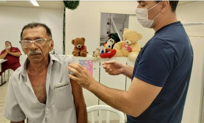 Vacina para covid passa a ser de rotina para gestante e idoso
