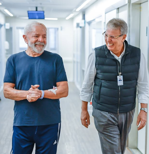 Em vídeo, Lula aparece caminhando no corredor do hospital
