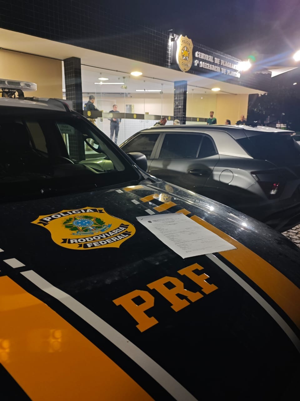 PRF flagra motorista com pistola carregada e drogas durante fiscalização na BR-101 em Natal