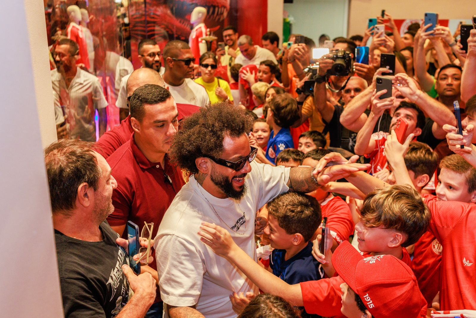 Torcedores do América lotam shopping em Natal em ação com lateral Marcelo; veja vídeo