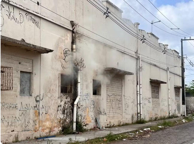 Incêndio atinge depósito na Zona Leste de Natal