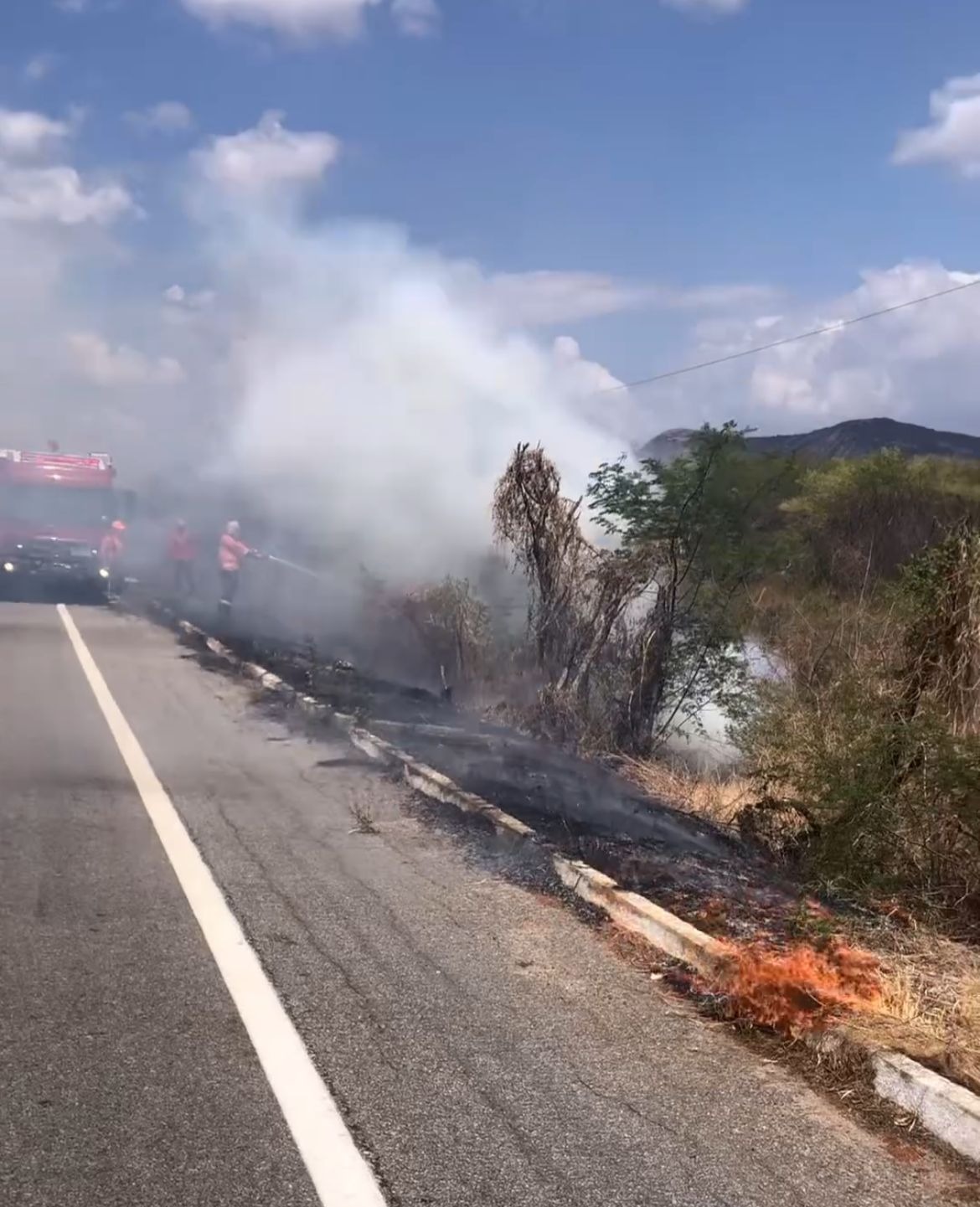 Bombeiros combatem incêndio em vegetação na zona rural de Patu