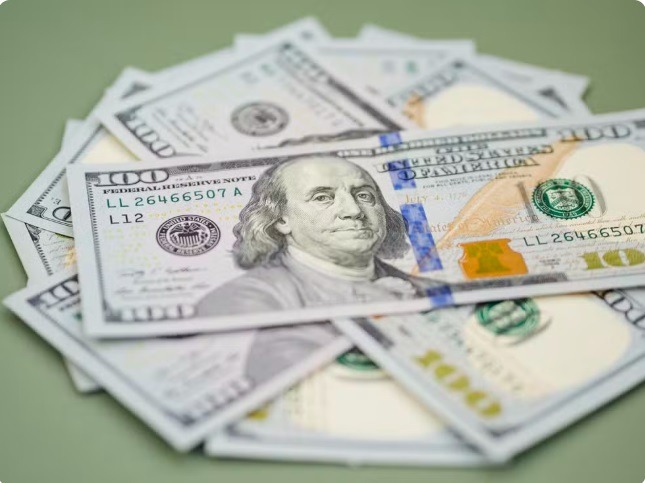 Dólar abre em forte alta e bate R$ 6,16 com dúvidas sobre pacote fiscal