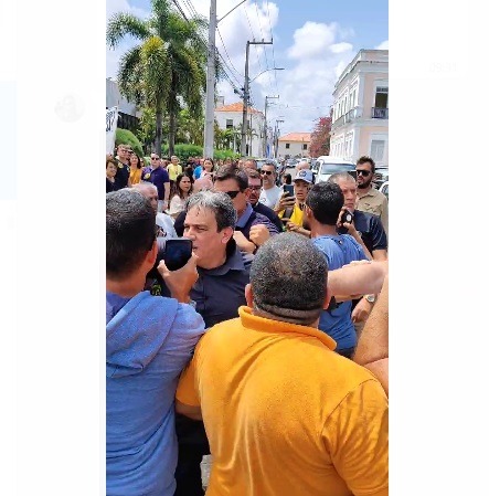 VÍDEO: Vereador é agredido em confusão na porta da Assembleia Legislativa em Natal; assista