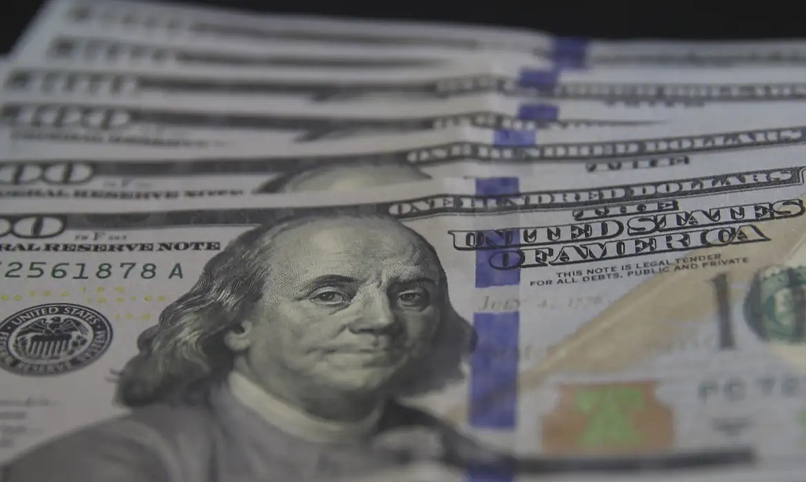 Dólar tem forte alta e bate R$ 6,20 com dúvidas sobre corte de gastos
