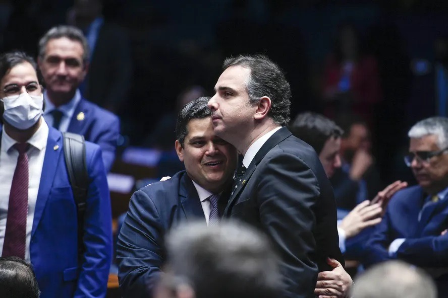 Alcolumbre, Pacheco e líderes começam a fatiar postos estratégicos