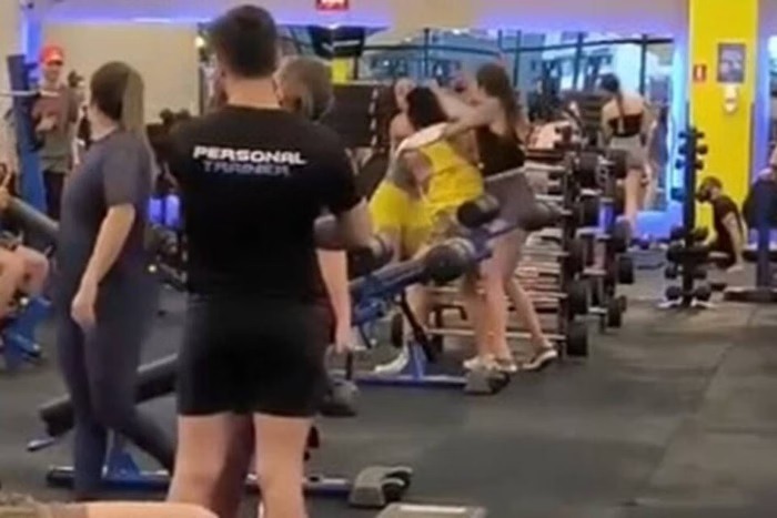 VÍDEO: Alunas trocam socos e chutes durante briga em academia 