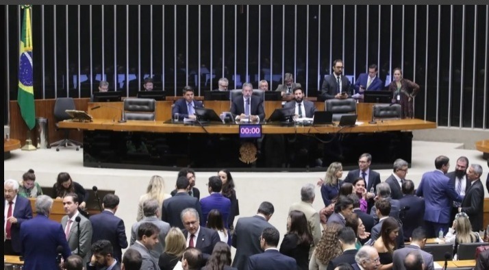 Imposto do pecado sobretaxa cigarro e bebidas alcoólicas; veja lista