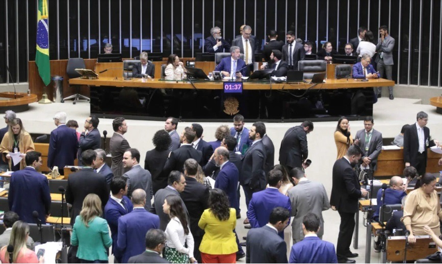 Câmara aprova PEC do pacote de corte de gastos com mudanças; entenda