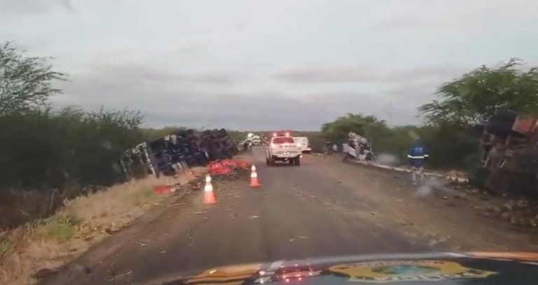 Acidente grave envolvendo duas carretas e um automóvel deixa uma pessoa morta na BR-304